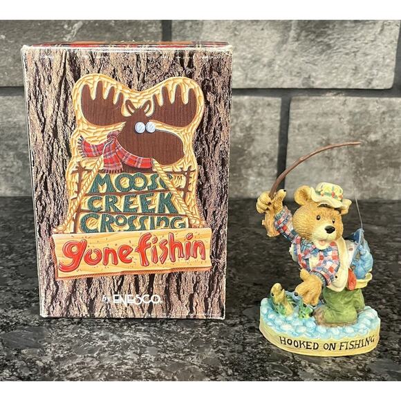 Enesco Moose Creek Crossing “Hooked on Fishing” 1995 Bear with Hook #170437 - Picture 1 of 6